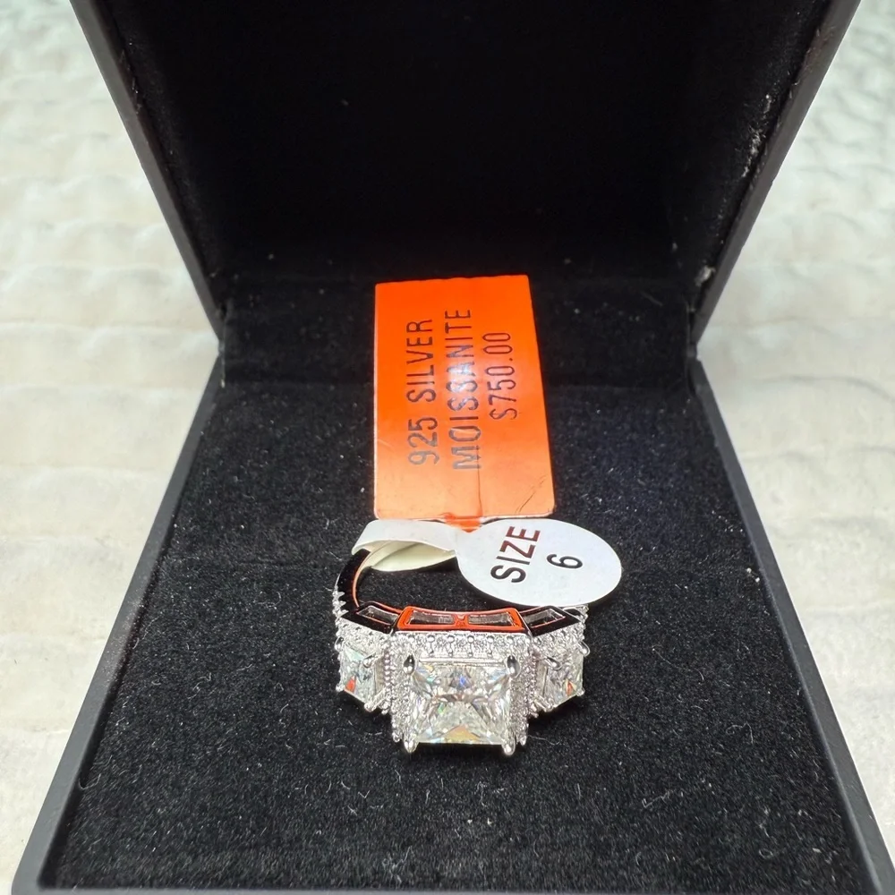 Elegant Moissanite Statement Ring – Size 6
